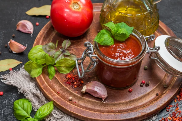 Скляна банка з домашнім класичним гострим томатним соусом — стокове фото