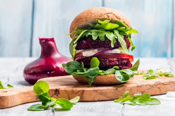 Hambúrguer vegetariano feito de beterraba — Fotografia de Stock