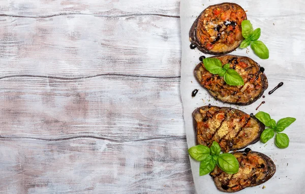 Berenjena al horno rellena de verduras y queso — Foto de Stock