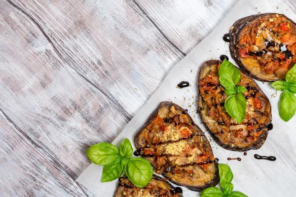 Berenjena al horno rellena de verduras y queso — Foto de Stock