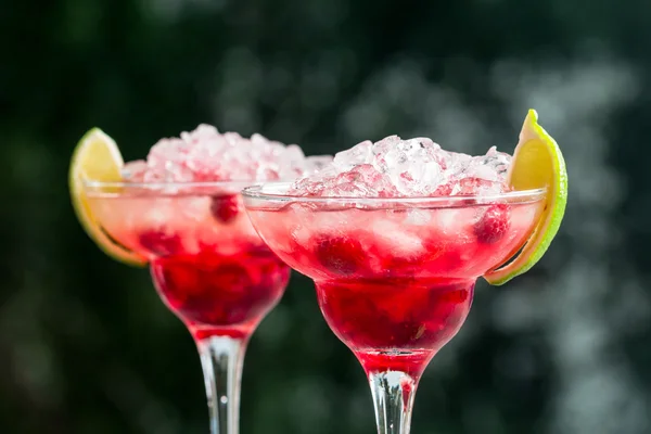 Margarita cocktail met limoen en frambozen — Stockfoto