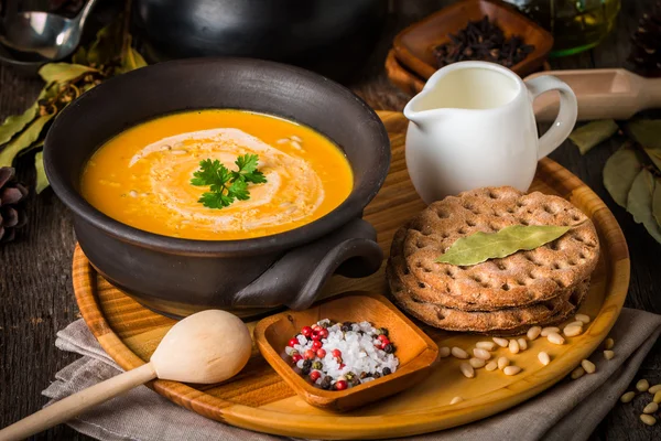 Миска домашнього вершкового гарбузового супу — стокове фото