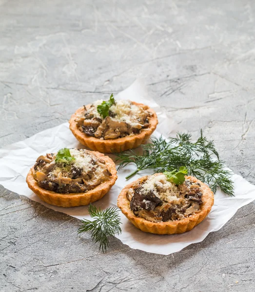 Tarts with fresh seasonal mushrooms — Stock Photo, Image