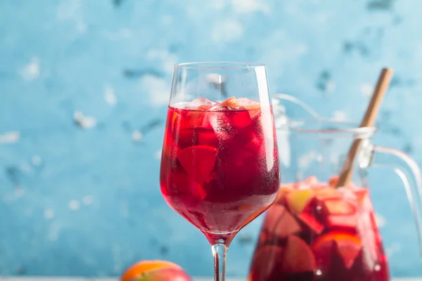 Verfrissende sangria of punch met fruit — Stockfoto