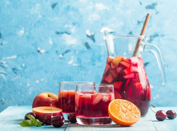 Erfrischendes Sangria oder Punsch mit Obst — Stockfoto