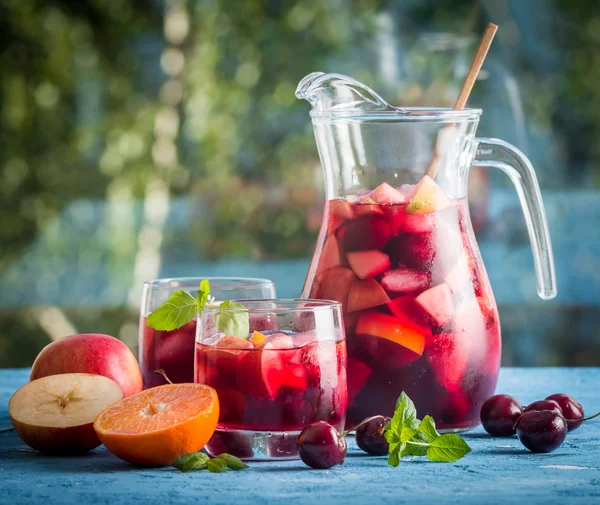 Uppfriskande sangria eller slag med frukt — Stockfoto