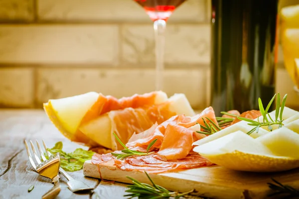 Conceito de comida italiana com vinho tinto, melão e presunto — Fotografia de Stock