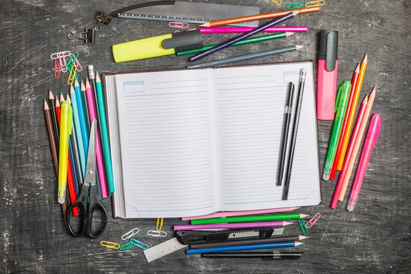 Schoolbenodigdheden op schoolbord — Stockfoto