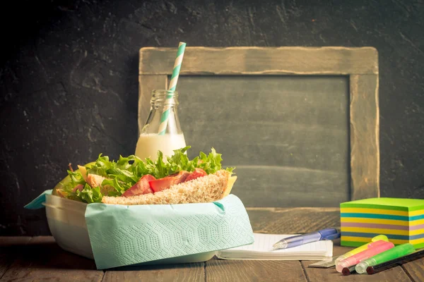 Школьный обед с бутербродом, молоком и яблоком — стоковое фото