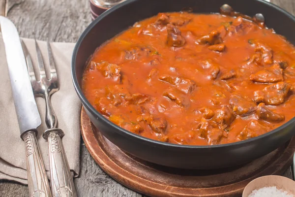 Rundvlees stoofpot met tomatensaus — Stockfoto