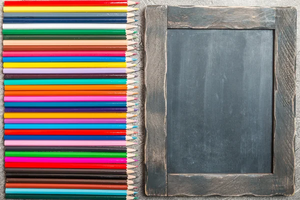 色とりどりの pensils とチョーク ボード — ストック写真