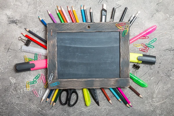 School leveringen en leeg schoolbord — Stockfoto