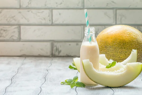 Melon smoothie i glasflaska — Stockfoto