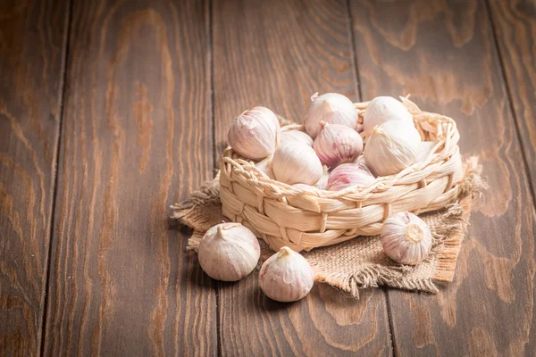 Kleiner Knoblauch im Korb — Stockfoto