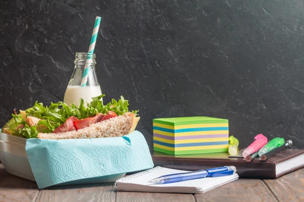 Школьный обед с бутербродом, молоком и яблоком — стоковое фото