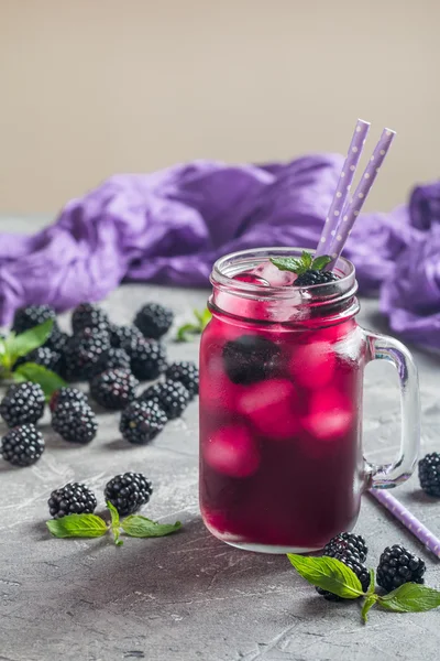 Limonada refrescante com amora preta — Fotografia de Stock