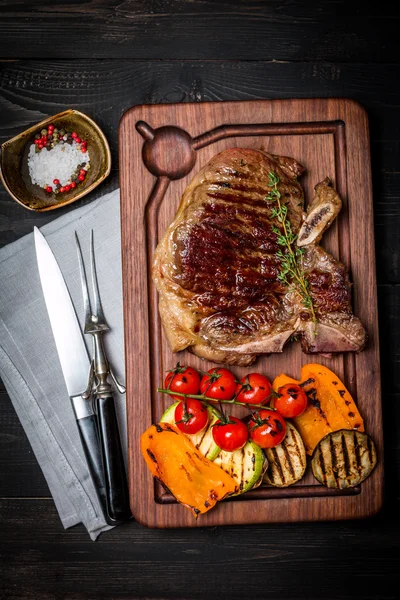 Club Carne de res con condimentos y verduras a la parrilla — Foto de Stock