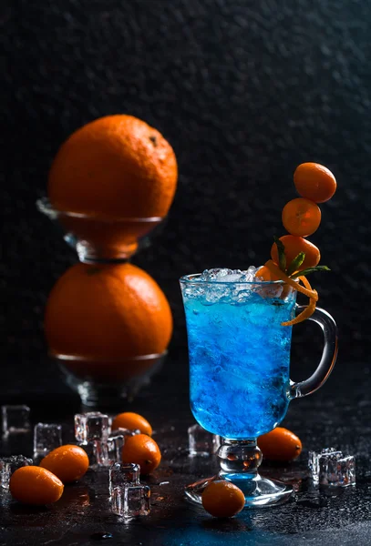 Cóctel azul en vasos de martini — Foto de Stock