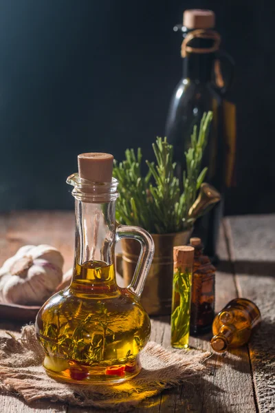 Skleněná láhev olivového oleje s hrebs — Stock fotografie