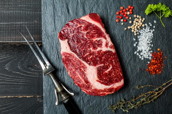 Carne fresca cruda Ribeye Steak —  Fotos de Stock
