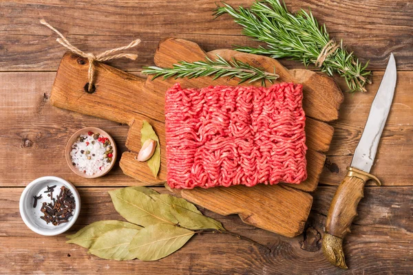 Hackfleisch mit Gewürzen und frischem Rosmarin — Stockfoto