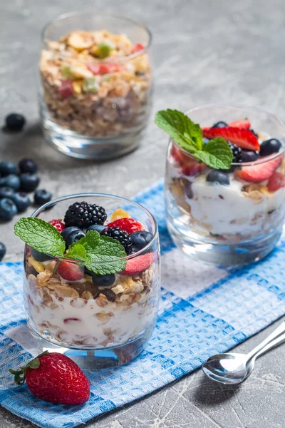 Pişmiş granola ile ev yapımı yoğurt — Stok fotoğraf