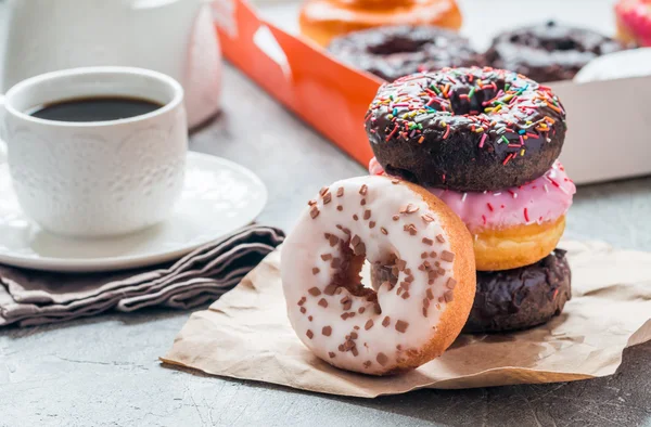 Stapel von verschiedenen Donuts — Stockfoto