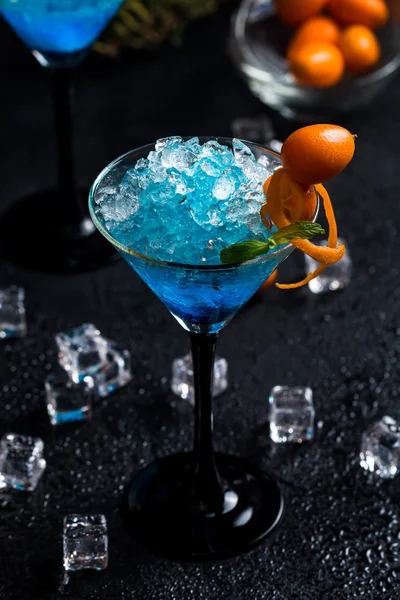 Cóctel azul en vasos de martini — Foto de Stock