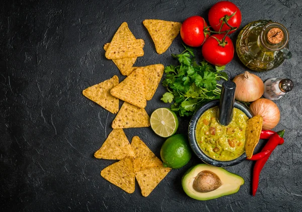Bowl of delicious homemade Guacamole with nachos — Stock Photo, Image