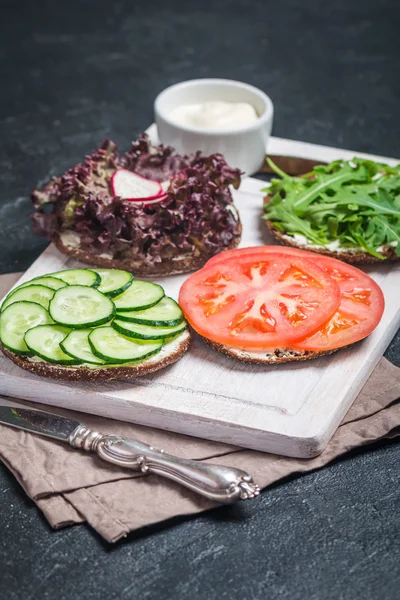 Vegetarische broodjes met roomkaas en vegatables — Stockfoto