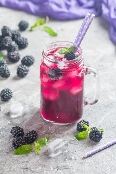 Limonade rafraîchissante à la mûre — Photo