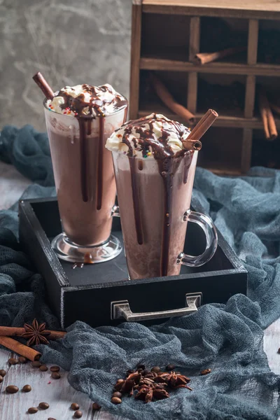 Chocolade ijs in hoge glazen mokken — Stockfoto