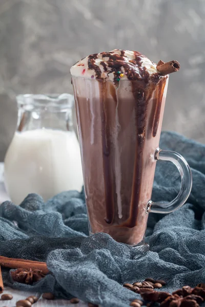 Chocolate helado en tazas de vidrio altas —  Fotos de Stock