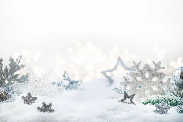 Decoraciones navideñas sobre nieve — Foto de Stock