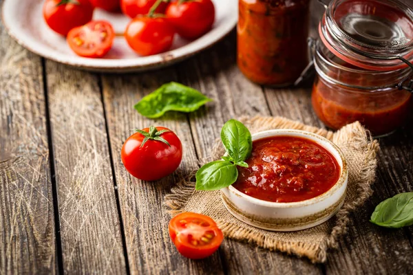 Cuenco de salsa de tomate italiano —  Fotos de Stock