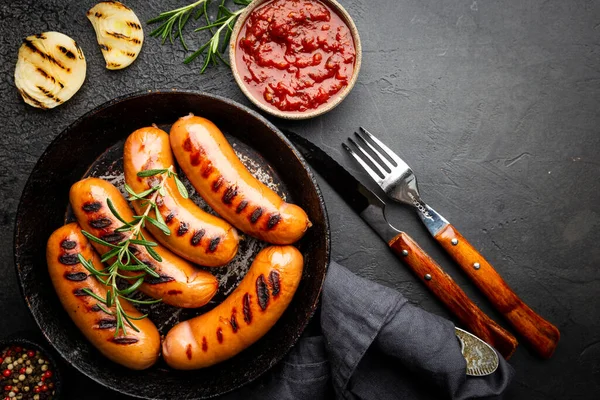 Gebratene leckere Würste — Stockfoto