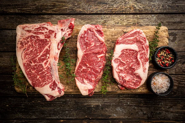 Variety steaků ze syrového masa — Stock fotografie