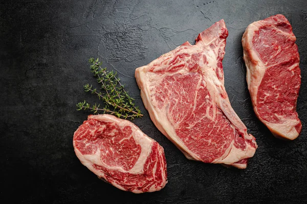 Variety steaků ze syrového masa — Stock fotografie