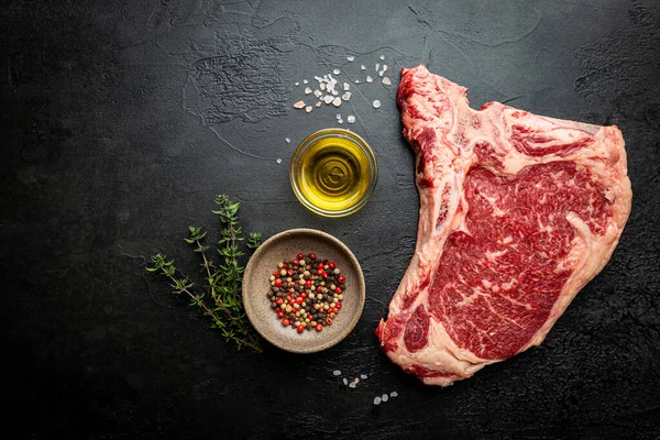 Syrový hovězí steak — Stock fotografie