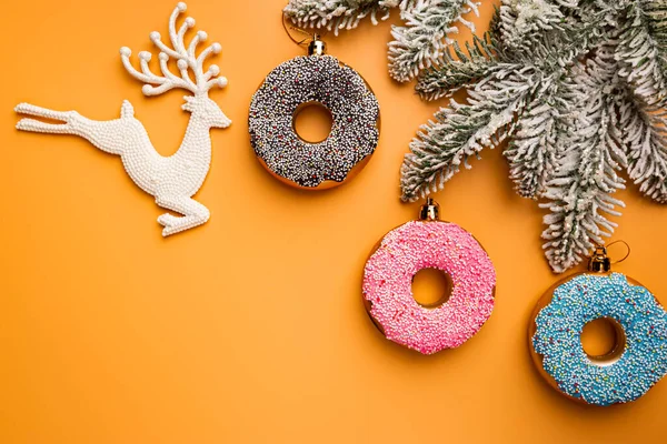 Рождественский баннер с игрушечным пончиком — стоковое фото