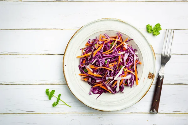 Свежий салат из капусты — стоковое фото