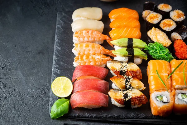Uppsättning sushi och maki — Stockfoto