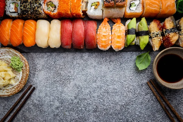 Uppsättning sushi och maki — Stockfoto