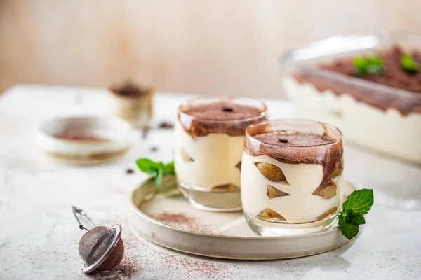 Tradiční italský dezert tiramisu — Stock fotografie