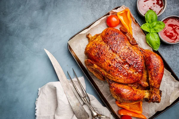 Frango assado com legumes — Fotografia de Stock