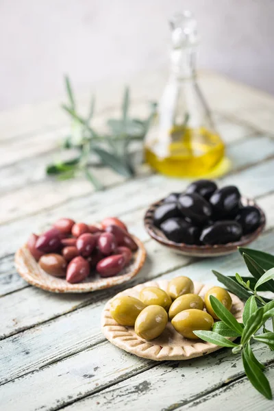 Černé a zelené olivy — Stock fotografie