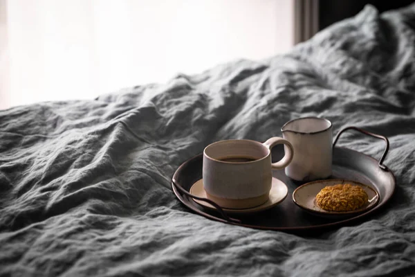 금속 쟁반에 놓인 아침 커피 — 스톡 사진