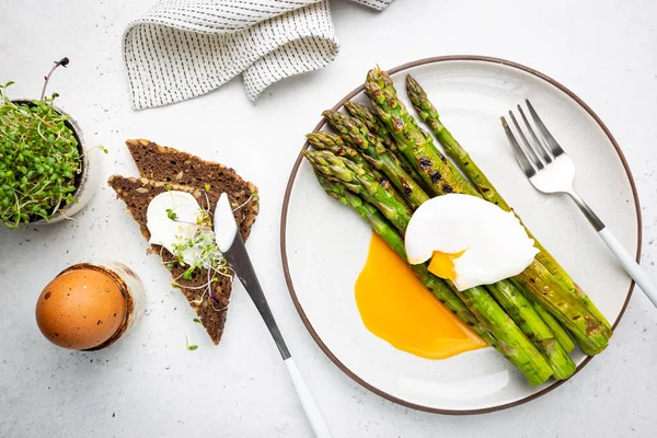 Asperges met gepocheerd ei — Stockfoto