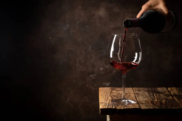 Versando vino rosso nel bicchiere — Foto Stock