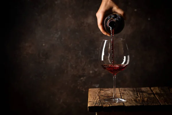 Rotwein ins Glas gießen — Stockfoto